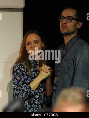 Stella McCartney guarda-on come Adidas svelare il British Team Kit progettato da lei stesso durante una fotocellula alla Torre di Londra, Londra. Foto Stock