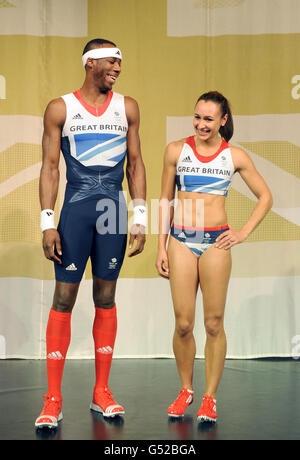 Phillips Idowu (a sinistra) e Jessica Ennis si pongono come Adidas svelare il British Team Kit progettato da Stella McCartney durante una fotocellula alla Torre di Londra, Londra. Foto Stock