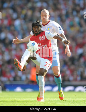 Arsenal's Gervinho (a sinistra) e Aston Villa's Alan Hutton (a destra) in azione Foto Stock