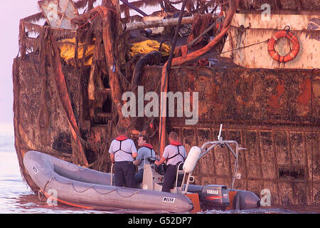 I lavoratori del settore della pesca che hanno salvato i lavoratori ispezionano il relitto della trebbiatrice Solway, affondata in mare pesante a 12 miglia dell'isola di Man in gennaio con la perdita di tutti e sette i crewmen. * i subacquei recuperarono i corpi dei sette uomini, che erano dei villaggi Dumfries e Galloway dell'isola di Whithorn, Whithorn e Garlieston, poco dopo il disastro. E' l'ultimo di una serie di tentativi di sollevare la nave sommersa dal fondale marino irlandese, che gli esperti marini sperano di dare qualche indizio alla causa della tragedia. Vedere la storia di PA Sea Harvester. **EDI** PA Foto Phil Noble. Foto Stock