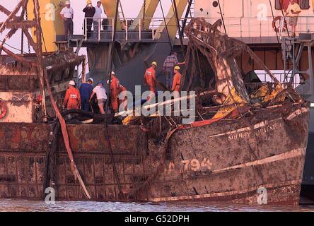 I lavoratori del settore della pesca che hanno salvato i lavoratori ispezionano il relitto della trebbiatrice Solway, affondata in mare pesante a 12 miglia dell'isola di Man in gennaio con la perdita di tutti e sette i crewmen. * i subacquei recuperarono i corpi dei sette uomini, che erano dei villaggi Dumfries e Galloway dell'isola di Whithorn, Whithorn e Garlieston, poco dopo il disastro. E' l'ultimo di una serie di tentativi di sollevare la nave sommersa dal fondale marino irlandese, che gli esperti marini sperano di dare qualche indizio alla causa della tragedia. Vedere la storia di PA Sea Harvester. **EDI** PA Foto Phil Noble. Foto Stock