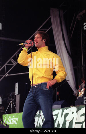 Gary Stringer, cantante della band Reef, si esibisce sul palco al Glastonbury Music Festival 2000 a Pilton, Somerset. Foto Stock