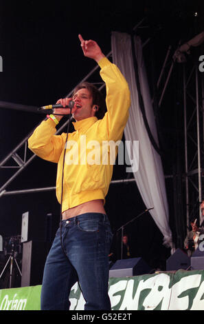 Gary Stringer, cantante della band Reef, si esibisce sul palco al Glastonbury Music Festival 2000 a Pilton, Somerset. Foto Stock