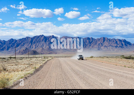 La Namibia, Hardap, Pickup sands la sabbia di una strada sterrata, sul modo di Sesriem dal Pass Zarishoogte prossimi con il traffico Foto Stock