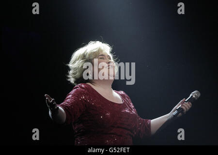 Susan Boyle appare sul palco alla fine della notte di apertura del Susan Boyle Musical "i Dreamed a Dream a Dream" al Newcastle's Theatre Royal. Foto Stock