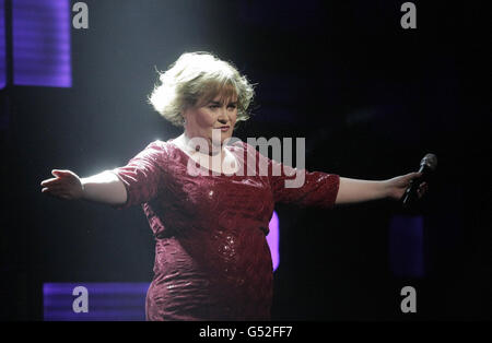 Susan Boyle appare sul palco alla fine della notte di apertura del Susan Boyle Musical "i Dreamed a Dream a Dream" al Newcastle's Theatre Royal. Foto Stock