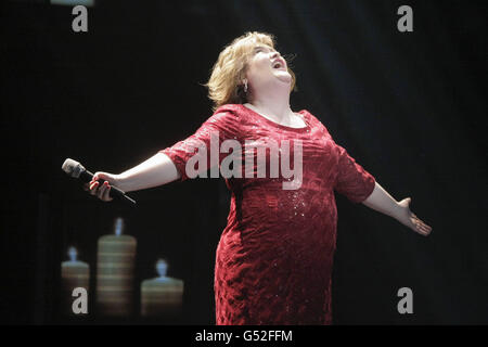 Susan Boyle appare sul palco alla fine della notte di apertura del Susan Boyle Musical "i Dreamed a Dream a Dream" al Newcastle's Theatre Royal. Foto Stock