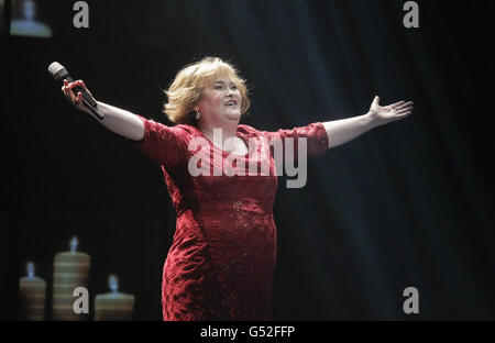 Susan Boyle appare sul palco alla fine della notte di apertura del Susan Boyle Musical "i Dreamed a Dream a Dream" al Newcastle's Theatre Royal. Foto Stock