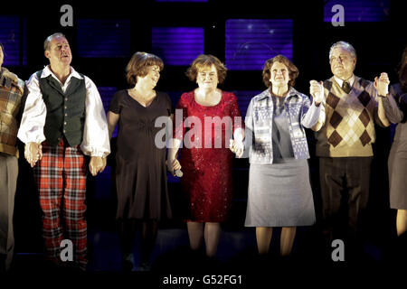 Susan Boyle appare sul palco, con l'attrice Elaine C Smith (seconda a sinistra) e il resto del cast, alla fine della notte di apertura del Susan Boyle Musical "i Dreamed a Dream" al Newcastle's Theatre Royal. Foto Stock
