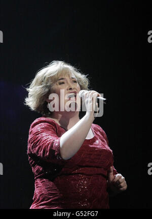 Susan Boyle appare sul palco alla fine della notte di apertura del Susan Boyle Musical "i Dreamed a Dream a Dream" al Newcastle's Theatre Royal. Foto Stock
