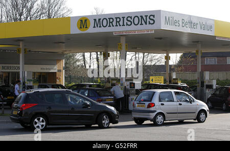 La gente è in coda per acquistare benzina al distributore Morrisons a Belle vale, Liverpool, mentre il primo ministro David Cameron presiede oggi una riunione di ministri di tutto il governo per discutere il minacciato sciopero da parte dei conducenti di petroliere. Foto Stock