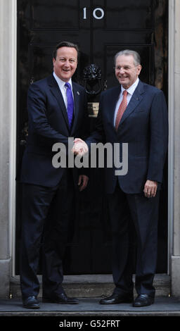 Il primo ministro David Cameron saluta il presidente del CIO Jack Rogge sui gradini di Downing Street 10 a Londra. Foto Stock