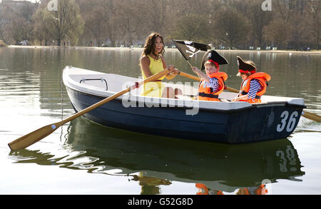 Myleene Klass si fila nella serpentina con Sullivan Lloyd (centro) e Harley Knight (destra), per promuovere i biglietti per la famiglia per il festival del Giubileo presentato da Sainsbury's il 2 e 3 giugno, ad Hyde Park, nel centro di Londra. Foto Stock