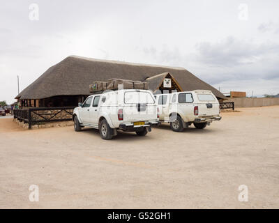 La Namibia, Khomas, Solitaire, due vetture bianco parcheggiato di fronte ad un edificio, scalo in solitario davanti la pasticceria Foto Stock