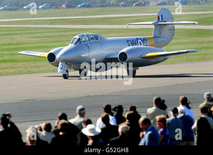 Il Gloster Meteor T7 del Classic Aircraft Trust si prepara per il decollo all'Aeroporto di Coventry. Il Meteor è il più antico velivolo volabile della Gran Bretagna, costruito nel 1949, e l'unico meteore volante della Gran Bretagna. Foto Stock