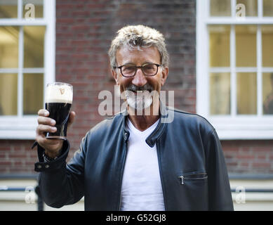 Eddie Jordan gode di una pinta di Guinness al Toucan Bar di Soho, Londra, dopo aver appreso che sarà nominato ufficiale dell'Impero britannico (OBE) in riconoscimento per i suoi servizi di beneficenza e corse automobilistiche. Foto Stock