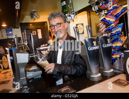 Eddie Jordan versa una pinta di Guinness al Toucan Bar di Soho, Londra, dopo aver appreso che sarà nominato ufficiale dell'Impero britannico (OBE) in riconoscimento per i suoi servizi di beneficenza e corse automobilistiche. Foto Stock