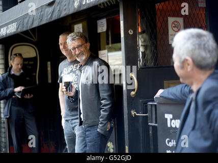 Eddie Jordan gode di una pinta di Guinness al Toucan Bar di Soho, Londra, dopo aver appreso che sarà nominato ufficiale dell'Impero britannico (OBE) in riconoscimento per i suoi servizi di beneficenza e corse automobilistiche. Foto Stock