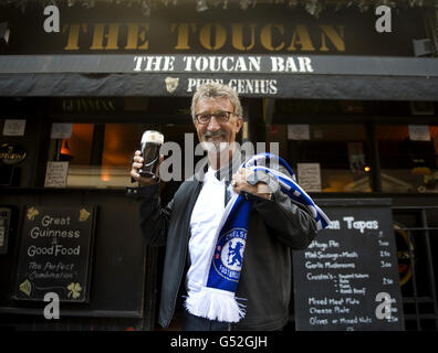Eddie Jordan gode di una pinta di Guinness al Toucan Bar di Soho, Londra, dopo aver appreso che sarà nominato ufficiale dell'Impero britannico (OBE) in riconoscimento per i suoi servizi di beneficenza e corse automobilistiche. Foto Stock