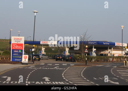 Coda di automobili per il carburante in un negozio Tesco ad Ashford, Middlesex, come i ministri discuteranno i piani di emergenza per affrontare uno sciopero di autisti di petroliere con i boss di trasporto oggi in mezzo al panico-acquisto continuato alle pompe. Foto Stock