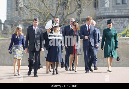 (Da sinistra a destra) la principessa Beatrice, Timothy Laurence, la Contessa di Wessex, la Duchessa di Cornovaglia, il Duca di York, la principessa Eugenie, il Principe Harry, il Principe di Galles e la Principessa reale arrivano per un servizio di ringraziamento alla Cappella di San Giorgio, Castello di Windsor per la Regina Madre e sua figlia Principessa Margaret. Foto Stock