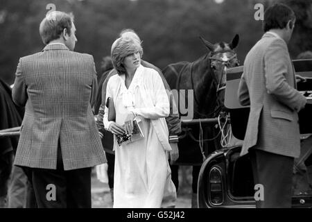 Un cardigan accogliente indossato su un bel vestito color blu pallido controllato per la Principessa del Galles al Windsor Great Park dove guardò suo marito partecipare a una partita di polo per la Claude Pert Cup. La Principessa che celebra il suo 21° compleanno il 1° luglio, si aspetta il suo primo bambino entro poche settimane. Foto Stock