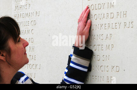 Margaret Allen tocca il nome del suo defunto marito, Able Seaman Iain Boldy, che è stato ucciso nell'attacco contro la HMS Argonaut nelle Falklands il 21 maggio 1982, al National Memorial Arboretum di Staffordshire, il 30° anniversario dell'invasione delle Falklands. Foto Stock