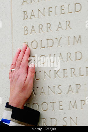 Margaret Allen tocca il nome del suo defunto marito, Able Seaman Iain Boldy, che è stato ucciso nell'attacco contro la HMS Argonaut nelle Falklands il 21 maggio 1982, al National Memorial Arboretum di Staffordshire, il 30° anniversario dell'invasione delle Falklands. Foto Stock