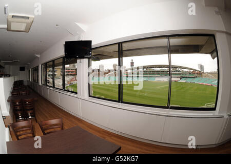 Visione generale dell'azione dal MCC University Match Between Surrey e Leeds/Bradford University visti da uno dei Bar al Kia Oval Foto Stock