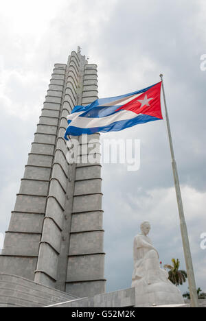 Cuba, La Habana, monumento José Martí nel centro di Avana con bandiera cubana Foto Stock