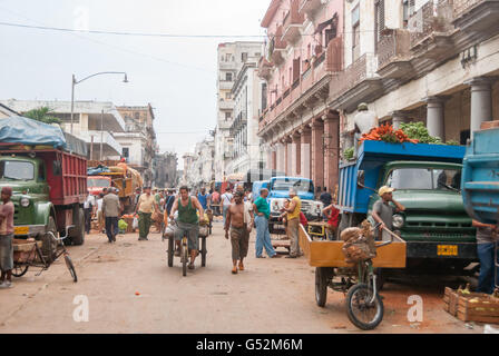 Cuba, La Habana, mercato di frutta e verdura per le strade di La Habana Foto Stock