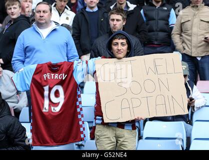 Un fan di Aston Villa ha un cartello che dice 'Get well Presto Capitano' a sostegno di Stiliyan Petrov che è stato diagnosticato con leucemia acuta Foto Stock