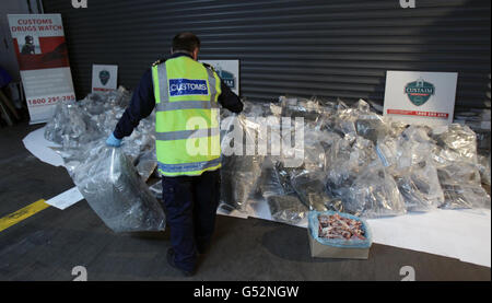 Un membro dell'ufficio doganale del porto di Dublino mostra un sequestro di cannabis a base di erbe e resina di cannabis con un potenziale valore di strada di 6.5 milioni di euro, sequestrato da ufficiali dell'unità nazionale delle droghe di Garda, insieme a garda' di Ballyfermot, che ieri pomeriggio ha effettuato due incursioni a Dublino e Kildare. Foto Stock