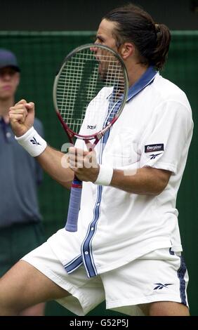 NESSUN USO COMMERCIALE: Il Pat Rafter dell'Australia festeggia durante la sua partita semifinale contro Andre Agassi dell'America a Wimbledon 2000. Foto Stock