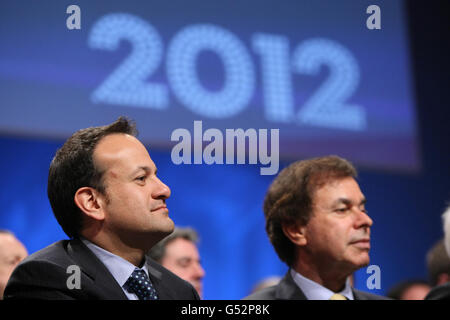 (Da sinistra a destra) i ministri Leo Varadkar e Alan Shatter ascoltano come Taoiseach Enda Kenny consegna oggi il suo discorso al fine Gael Ard Fheis al centro congressi di Dublino. Foto Stock