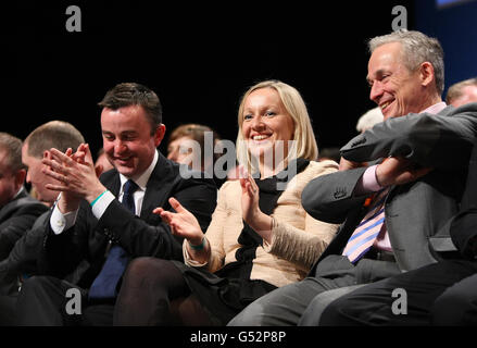 (Da sinistra a destra) i ministri Brian Hayes, Lucinda Creighton e Richard Bruton applaudono come Taoiseach Enda Kenny ha espresso il suo discorso chiave al fine Gael Ard Fheis presso il centro congressi di Dublino oggi. Foto Stock