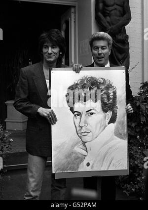 L'autore più venduto Ken Follett, viene ritratto dall'artista Rolling Stone, il chitarrista Ron Wood, a Londra, in anteprima della sua prima mostra d'arte britannica 'decades', Lo scrittore è stato il più alto offerente ad un'asta di beneficenza per avere il suo ritratto dipinto dal veterano rock 'n' roller. Foto Stock