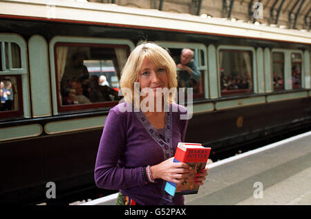 Autore, Joanne Kathleen Rowling, 34, (J K Rowling) alla stazione di Kings Cross di Londra, al lancio del suo nuovo libro di Harry Potter, 'Harry Potter e il calice del fuoco'. * il quarto libro, in serie di sette che ora hanno venduto insieme più di 35 milioni di copie, il calice di fuoco ha raggiunto vendite avanzate di due milioni. Foto Stock