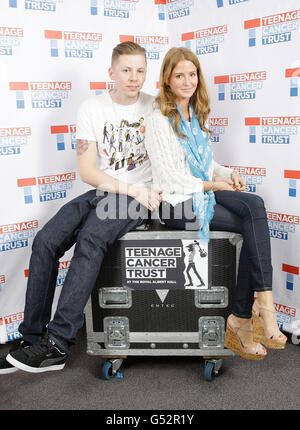 Il Professor Green, noto anche come Stephen Manderson, con la sua fidanzata Millie Mackintosh backstage al Teenage Cancer Trust presso la Royal Albert Hall di Londra. Foto Stock