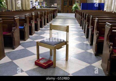 Un esempio della sedia (centro) che il vicario e i suoi sostenitori sperano sostituiranno le zampe di Pershore Abbey (sinistra e destra) fotografate durante una pausa nei procedimenti giudiziari presso l'abbazia di Worcestershire . * la Corte del Concistoro della Chiesa d'Inghilterra sta mirando a risolvere una disputa su se l'abbazia storica dovrebbe fornire ai adoratori le ciaiole, le sedie o una miscela di entrambi. Foto Stock