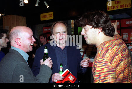 (L-R) autore Nick Hornby, presentatore TV Clive Anderson e attore e comico Alan Davies all'interno della Reckless Records a Islington, dopo aver partecipato alla UK Charity Premiere of High Fidelity, sullo schermo del Green. Foto Stock