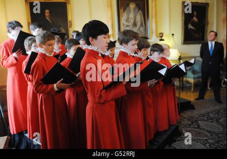 Il primo ministro David Cameron ascolta il coro dei ragazzi dell'abbazia di Westminster in occasione di un ricevimento pasquale per i capi religous al 10 Downing Street, Londra. Foto Stock