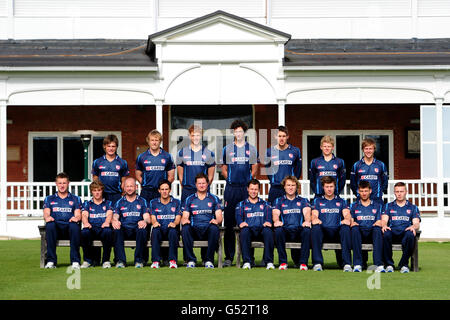 Kent CCC Back Row (L-R:) Chris Piesley, Mark Davies, Charlie Shreck, Ivan Thomas, ben Harmison, Sam Billings, Fabian Cowdrey Front Row (L-R:) Alex Blake, Sam Northeast, Darren Stevens, Brendan Nash, Robert Key, Geraint Jones, Mike Powell, Matt Coles, Simon Cook e Ashley Shaw Foto Stock