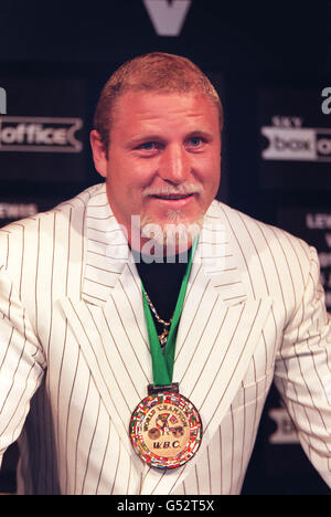 Il pugile sudafricano Frans Botha durante una conferenza stampa del World Boxing Council, prima della sua lotta contro l'indiscusso campione mondiale di pesi massimi Lennox Lewis a Londra il 15/07/00. Foto Stock