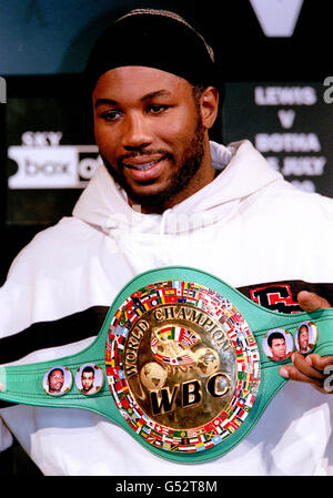 Boxer Lennox Lewis mostra la sua cintura WBC durante una conferenza stampa del World Boxing Council, prima della sua difesa dell'indiscusso titolo mondiale di pesi massimi a Londra, il 15/07/00, contro Frans Botha sudafricano. Foto Stock