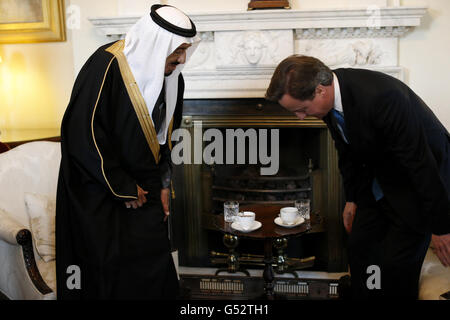 Il primo ministro David Cameron e il ministro della Difesa dell'Arabia Saudita, il principe Salman bin Abdul-Aziz al Saud, prendono posto durante un incontro all'interno di 10 Downing Street a Londra. Foto Stock