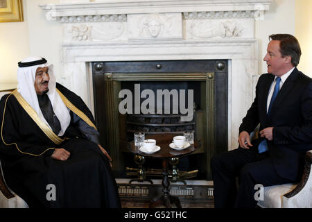 Il primo ministro David Cameron parla con il ministro della Difesa dell'Arabia Saudita Prince Salman bin Abdul-Aziz al Saud durante il loro incontro all'interno del 10 Downing Street a Londra. Foto Stock