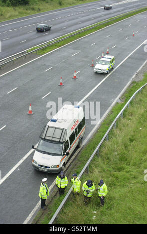 La polizia cerca la banca accanto alla spalla dura della via carrozza deserta in direzione sud della M5 Motor Way vicino a Dursley dopo che un corpo di una donna è stato trovato sulla spalla dura della M5 Motor Way vicino a Stroud. Foto Stock