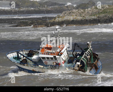 Una barca da pesca ritorna a Howth Harbour, Howth, nel nord di Dublino, mentre i venti di Gale Force hanno colpito il paese. Foto Stock