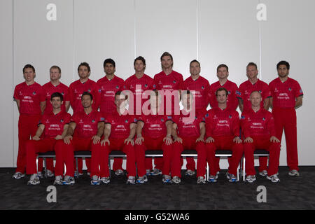 Gruppo del team Lancashire in Twenty20 Kit: Fila posteriore da sinistra a destra: Simon Kerrigan, Karl Brown, Stephen Parry, Andrea Agathangelou, Jordan Clark, Oliver Newby, Stephen Moore, Gareth Cross, Luke Procter e Naqaash Tahir fila anteriore da sinistra a destra: Kyle Hogg, Sajid Mahmood, Steven Croft, Captain Glen Chapple, Paul Horton, Tom Smith e Gary Keedy Foto Stock